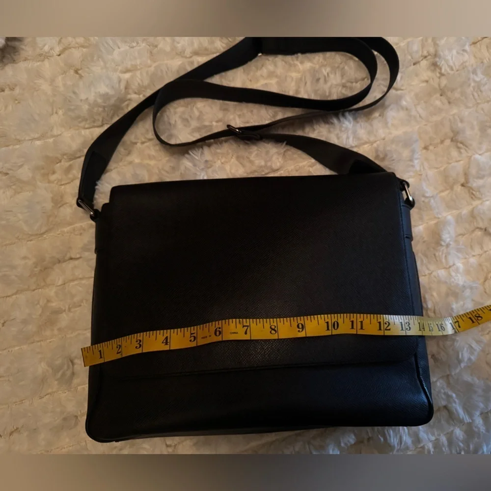 Louis Vuitton Taiga Roman MM Shoulder Bag Messager  Crossbody Bag.
